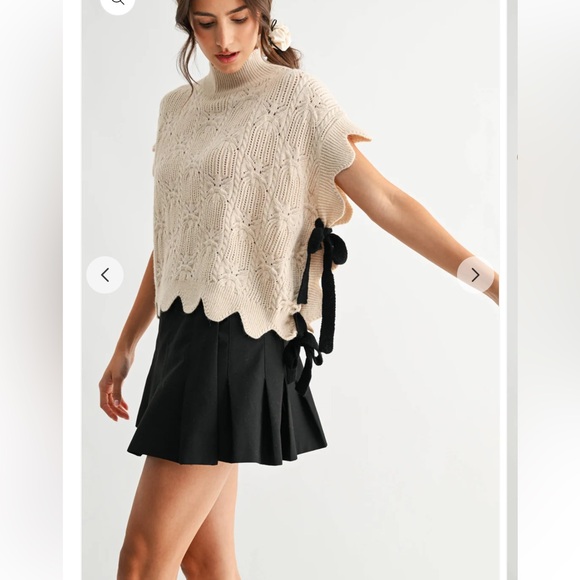 NWTs Entro scalloped sweater top with bows - Picture 5 of 7